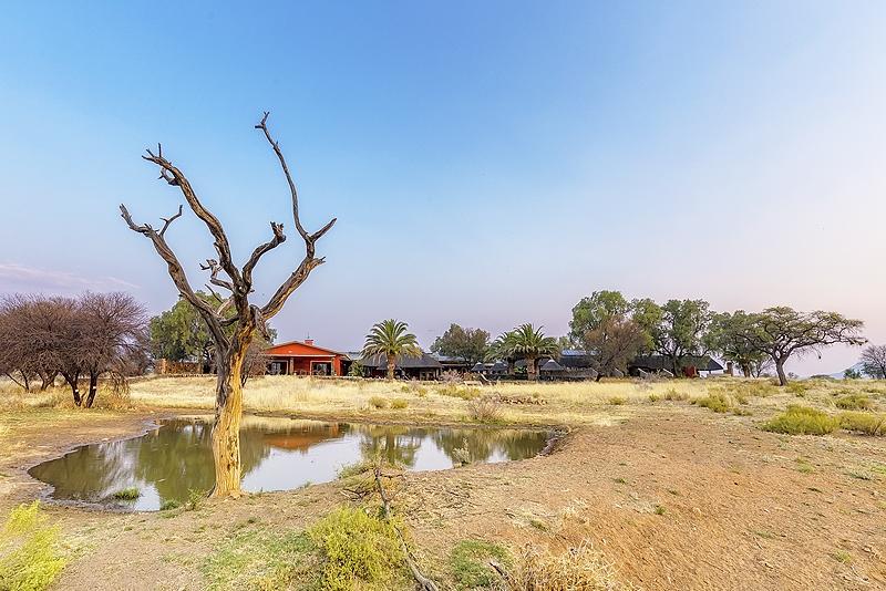Auas Safari Lodge Виндхук Экстерьер фото